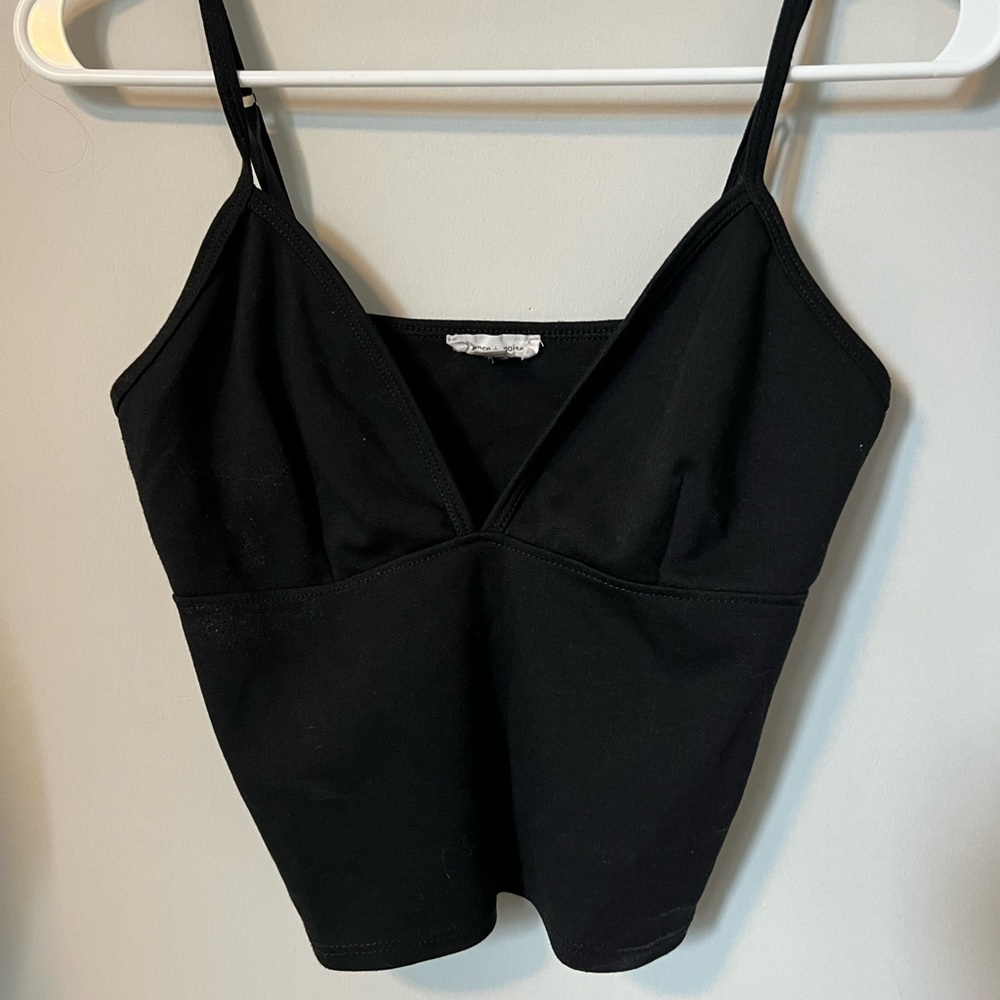 Black triangle top cropped tank